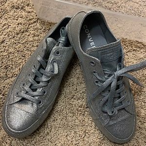 NEVER WORN CONVERSE WOMENS CHUCK TAYLOR ALL STAR LOW TOP DILVER GLITTER SNEAKER